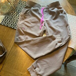 Figs taupe scrub set